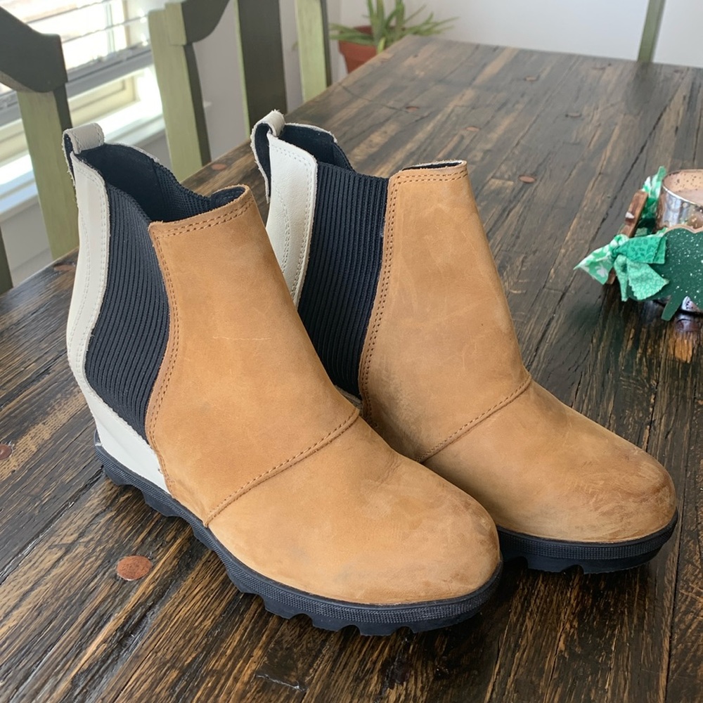 Sorel Tan and Ivory leather boots size 7